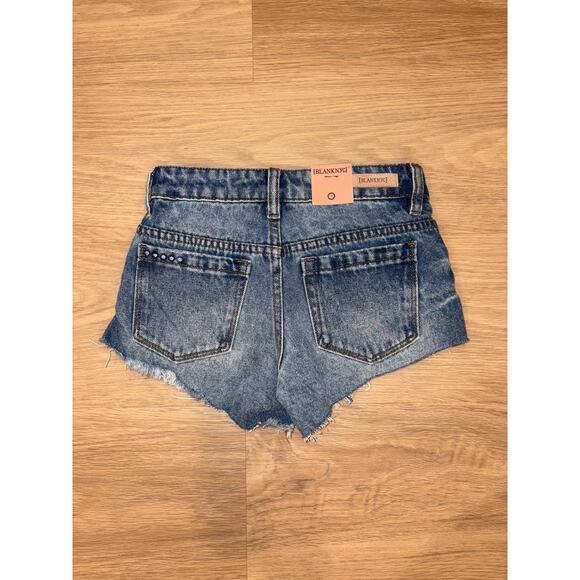 BlankNYC girls distressed medium wash denim shorts size 7 NWT - Picture 3 of 3